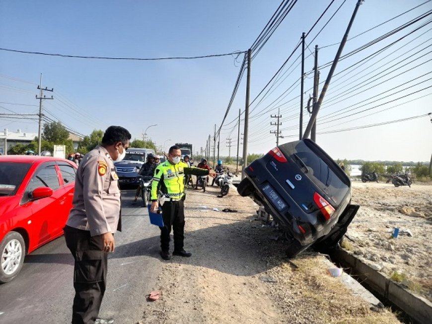 Diduga Sopir Hilang Kendali, Mobil Oleng Tabrak Tiga Pengendara Motor