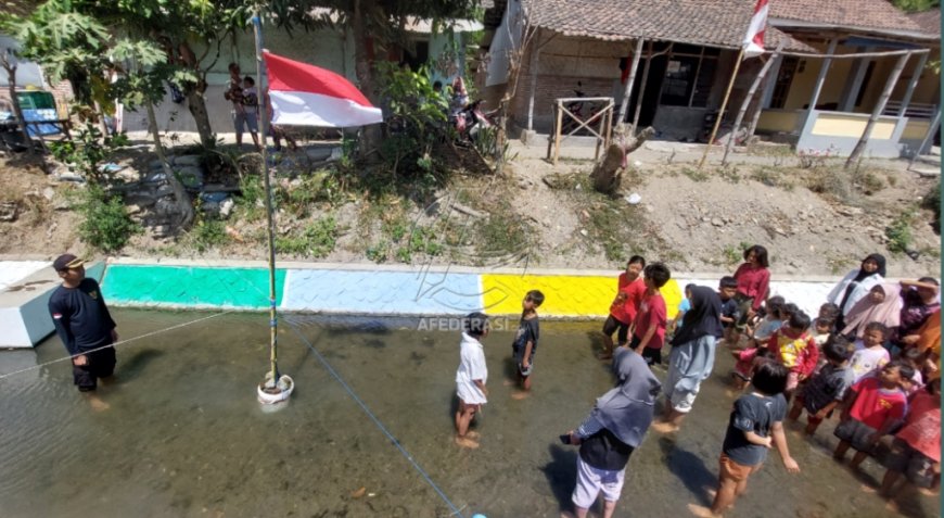 Relawan Gusdurian Pare Gelar Upacara Bendera di Tengah Sungai