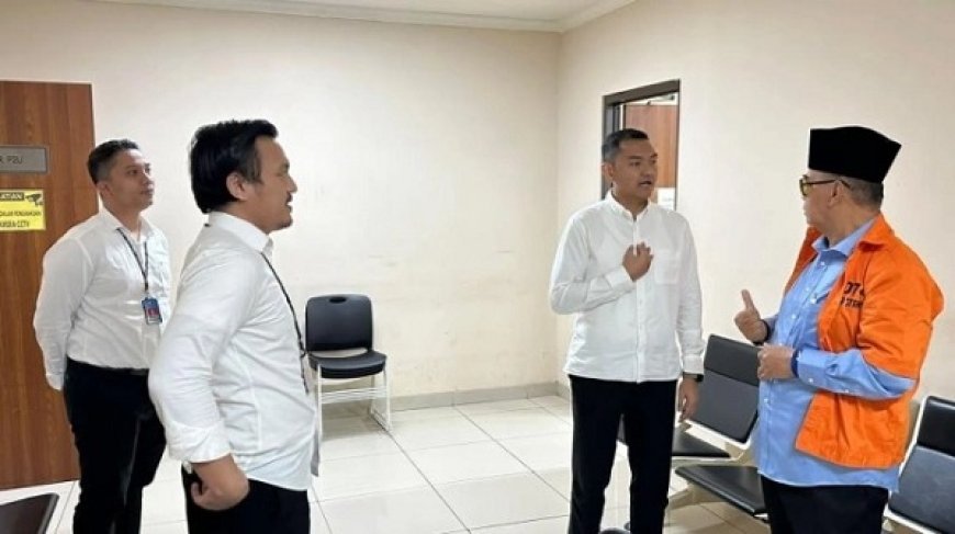 2 Pengurus Yayasan Al Zaytun Diperiksa Bareskrim, Foto Panji Gumilang Asyik Ngobrol hingga Acungkan Jempol ke Penyidik