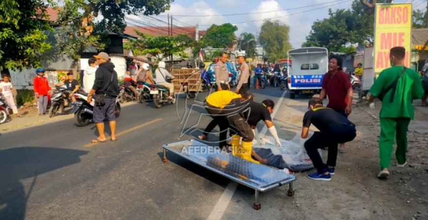 Tersenggol Truk Gandeng, Pesepeda Asal Ngunut Tewas di Lokasi Kejadian