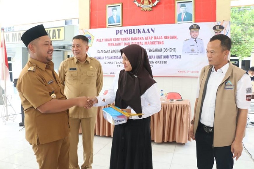 Bupati Gresik Fandi Akhmad Yani ketika membuka pelatihan keterampilan kerja bersertifikat Badan Nasional Sertifikasi Profesi (BNSP). (Fahrudin/afederasi.com)