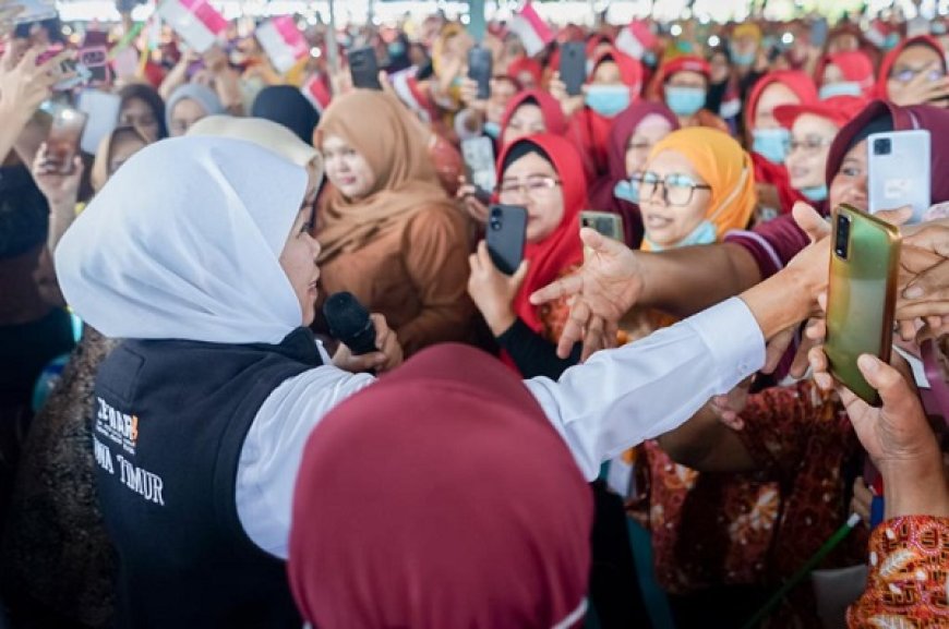 Gubernur Khofifah Serahkan BLT DBHCT Pada 5.030 Buruh Pabrik Rokok Jatim