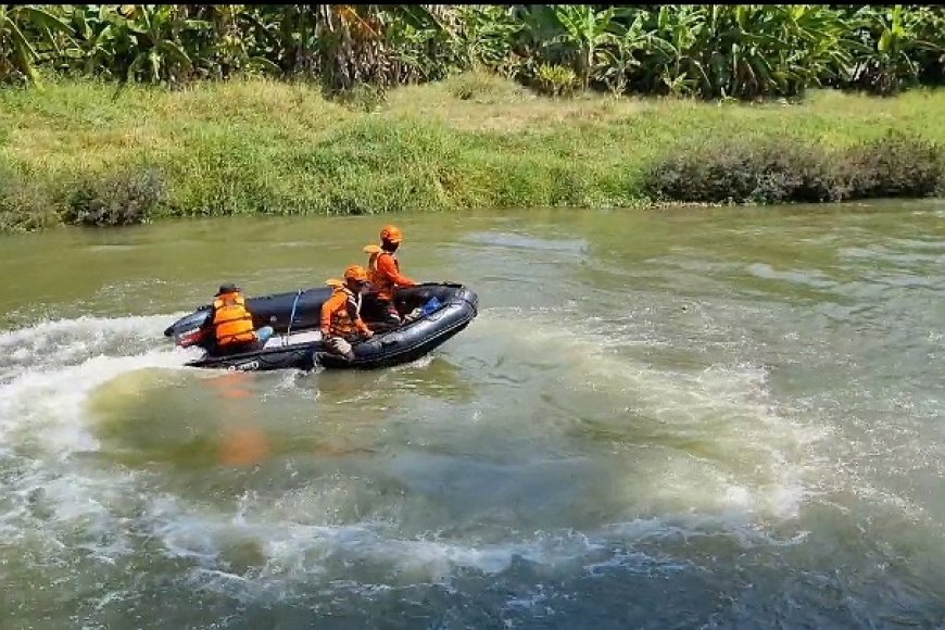 Pamit Keluar Bermain, Pelajar SDN  Gresik Tenggelam di Sungai Kalimas Belum Ditemukan