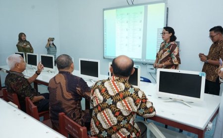 Papan Tulis Interaktif SMPN 1 Kisaran Pertama Kali Diterapkan di Sumatra