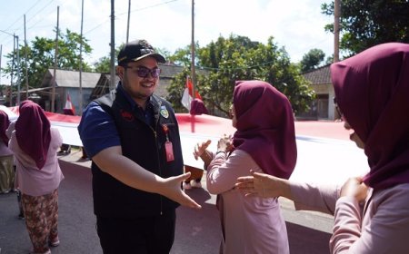 Mas Dhito Apresiasi Penjahit Bendera Merah Putih 1000 Meter Asal Desa Dawung