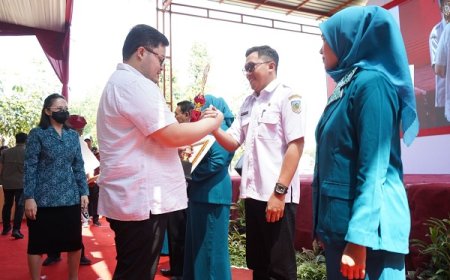 Serahkan Penghargaan Kepada Empat Desa Terbaik, Mas Dhito Minta Kades Tingkatkan Semangat Kerja