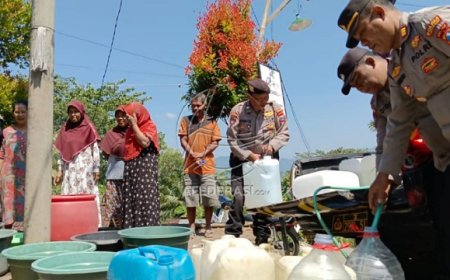 Peduli Terhadap Warga Kekeringan, Polsek Watulimo Dropping Air bersih