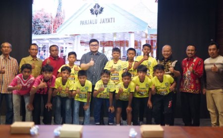 Berangkat ke Vietnam, SSB Pesantren Baru Dapat Hadiah Sepatu