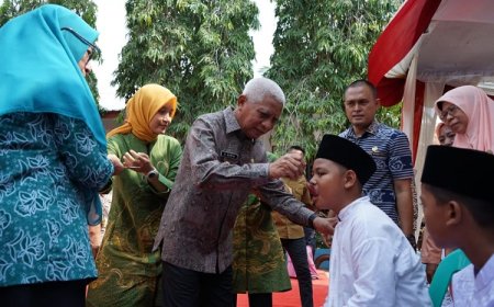 Bupati Asahan Serahkan Obat Cacing kepada Siswa SDN