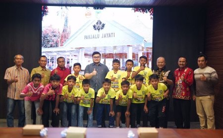 Akan Tanding Ke Vietnam, Mas Dhito Beri Hadiah Sepatu Bola Bagi 12 Siswa SSB