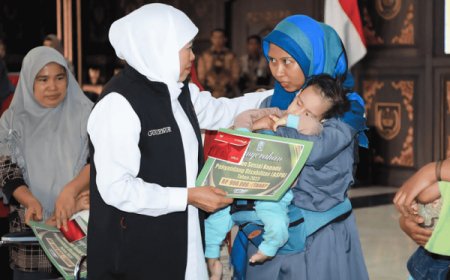 Gubernur Khofifah Bagikan Berbagai Bantuan Sosial Pada Warga Jombang