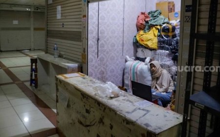 Tinjau Langsung, Menteri Teten "Ngenes' Lihat Kondisi Pedagang Pasar Tanah Abang