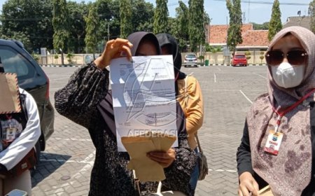 Emak-emak Teriak di Depan Polres Situbondo, Tuntut Kasus Arisan Bodong Dilanjutkan