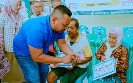 Bupati Gresik Bagikan BLT DBHCHT Kepada 213 Warga Miskin
