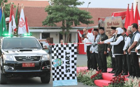 Rangkaian Pertama Hut Pemprov Jatim Ke-78, Gubernur Khofifah Berangkatkan Kirab Pataka Jbmb