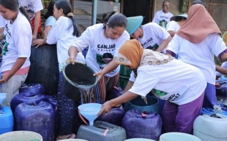 Ganjar Pranowo: Sukarelawan Kiai Muda Bantu Warga Bojonegoro dengan 10.000 Liter Air Bersih