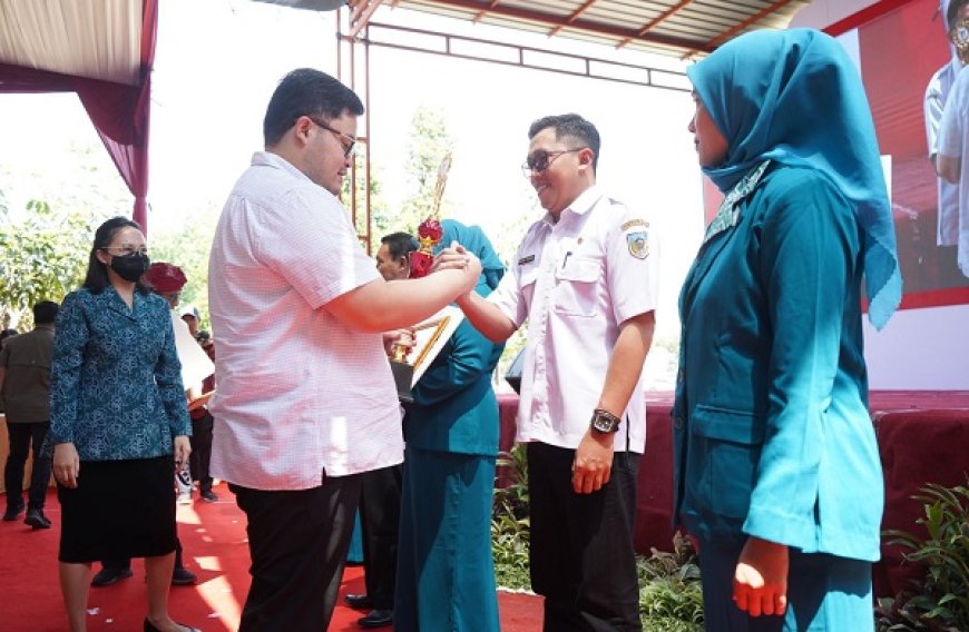 Serahkan Penghargaan Kepada Empat Desa Terbaik, Mas Dhito Minta Kades Tingkatkan Semangat Kerja