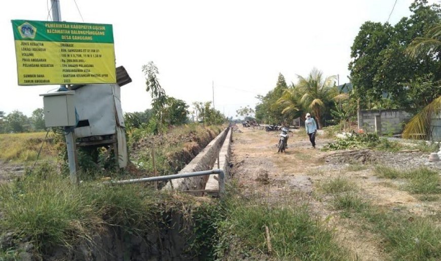 Antisipasi Banjir Dimusim Hujan, Tuntaskan Drainase Jalan Poros Desa