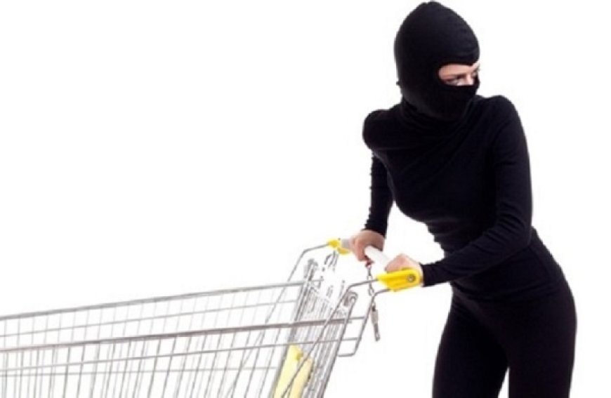 IRT di Bondowoso Terekam CCTV Nyolong 2 Slop Rokok Surya, Berakhir Damai di Mapolsek Curahdami