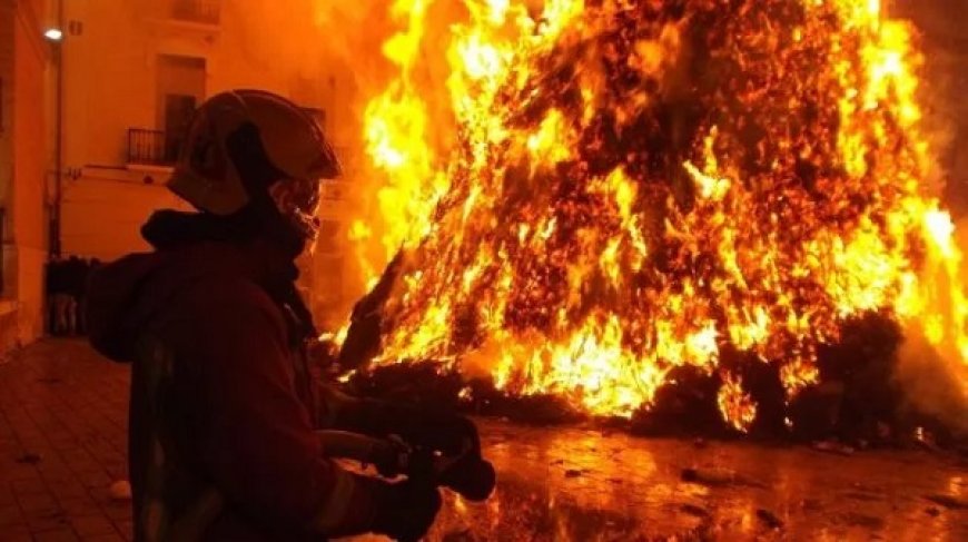 Pabrik Sandal di Penjaringan Terbakar, Damkar Kerahkan 100 Personel ke Lokasi