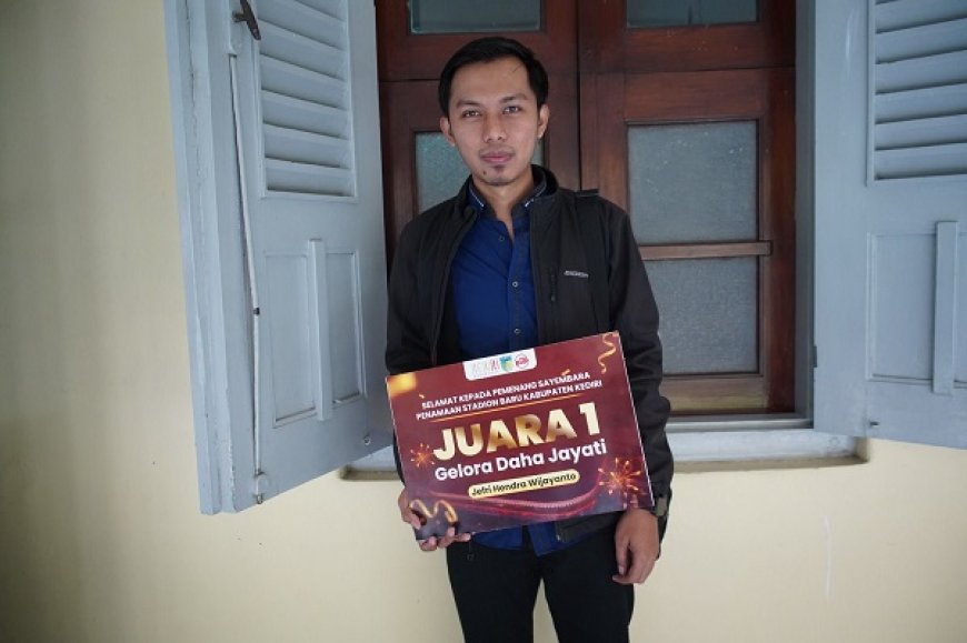 Pemenang Sayembara Nama Stadion Terima Hadiah dari Bupati Kediri