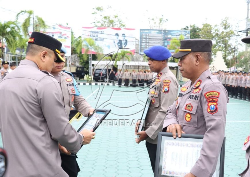 Kapolresta Banyuwangi Berikan Penghargaan dan Teguran Menguatkan Kinerja Personel