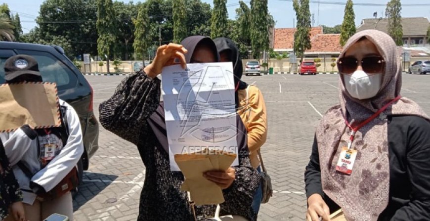 Emak-emak Teriak di Depan Polres Situbondo, Tuntut Kasus Arisan Bodong Dilanjutkan