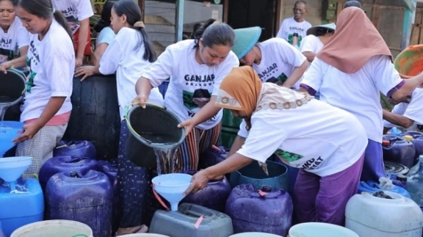 Ganjar Pranowo: Sukarelawan Kiai Muda Bantu Warga Bojonegoro dengan 10.000 Liter Air Bersih