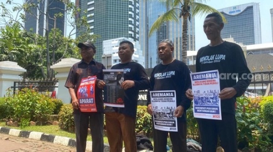 Aksi 'September Hitam': Koalisi Masyarakat Sipil Peringati Rentetan Kekerasan di Depan Kemenko Polhukam