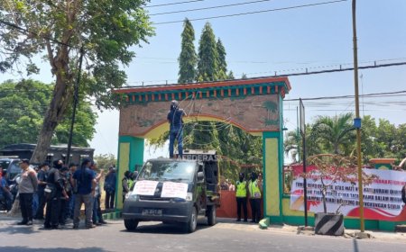 Tuntut Keadilan, Orang Tua Korban Bullying di Kediri Demo Disdik