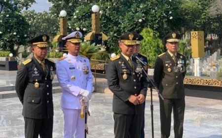 Petinggi TNI Ziarah ke Makam Pahlawan Sebelum Peringatan HUT Ke-78 TNI