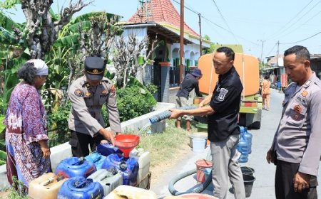 Polres Gresik Bagikan 25 Ribu Liter Air Bersih