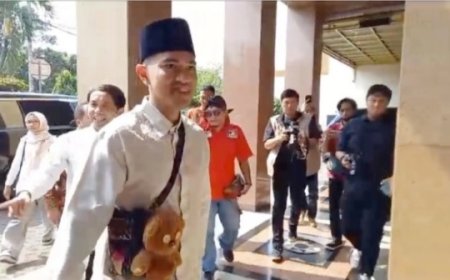 Kaesang Pangarep: Tas Ransel Kocak dan Teddy Bear Besar, Gaya Unik dalam Pertemuan Politik dan Doa Restu