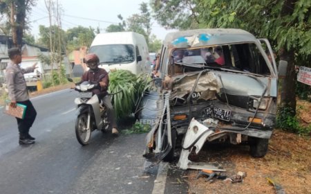 Ugal-Ugalan, Bus Bagong di Papar Kediri Adu Banteng dengan Mobil