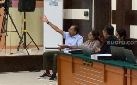 Haris Azhar dan Fatia Maulidiyanty Ungkap Kontroversi Buku 'Gurita Cikeas' dalam Sidang Pencemaran Nama Baik Luhut Binsar Pandjaitan