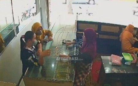 Emak-Emak Mencuri Kalung Emas di Situbondo Terekam CCTV