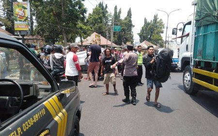 Diduga Ugal-ugalan, Mobil Toyota Avanza WNA Belgia Terguling di Jalur Pantura Situbondo