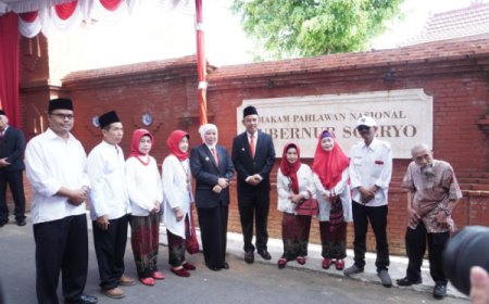 Gubernur Jatim Tabur Bunga di Makam Gubernur Suryo dalam Rangka HUT Pemprov Jatim ke-78