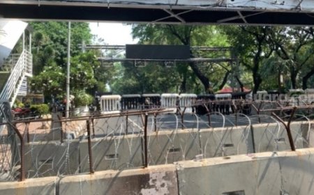 Pemutusan Jalan Medan Merdeka Barat oleh Polisi Menjelang Putusan MK tentang Usia Capres dan Cawapres