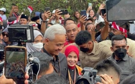 Ganjar Pranowo dan Mahfud MD Tiba di Tugu Proklamasi untuk Pendaftaran Resmi Calon Presiden dan Wakil Presiden
