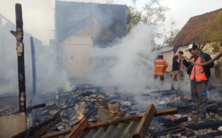Ditinggal Pergi, Dua Rumah Terbakar Diduga Konsleting listrik