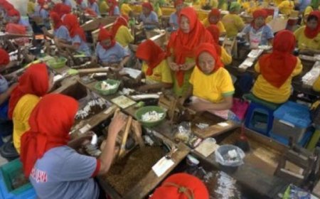 Industri Sigaret Kretek Tangan (SKT) Menguatkan Perekonomian Kudus dengan Penyerapan Tenaga Kerja