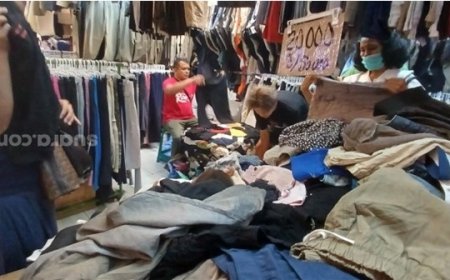 Antusiasme Tak Padam: Thrifting Tetap Jadi Pilihan di Pasar Senen Jakarta