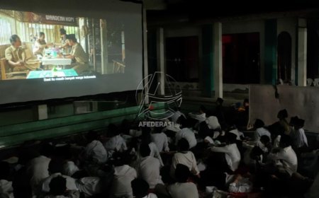 Edukasi Pemilih Pemula, KPU Kabupaten Kediri Ajak Ratusan Santri Al Falah Ploso Nobar Film Kejarlah Janji