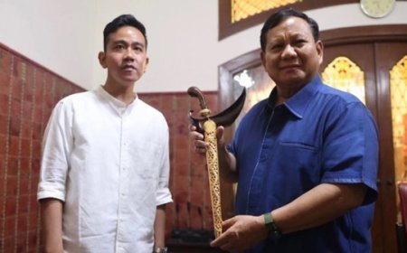 Antusiasme Menanti Kemunculan Gibran Rakabuming Raka di Kediaman Prabowo Subianto