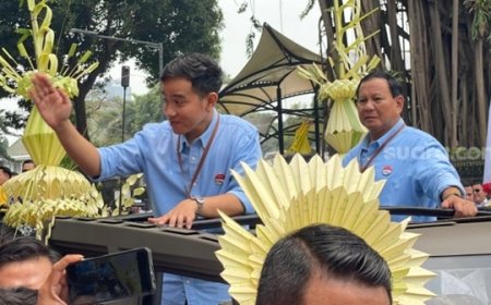 Gibran Rakabuming Raka Bagi-Bagi Tahu dalam Konvoi Menuju KPU RI untuk Pendaftaran Pilpres 2024