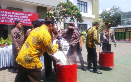 Kejaksaan Negeri Tulungagung Memusnahkan Barang Bukti Narkotika dan Minuman Beralkohol