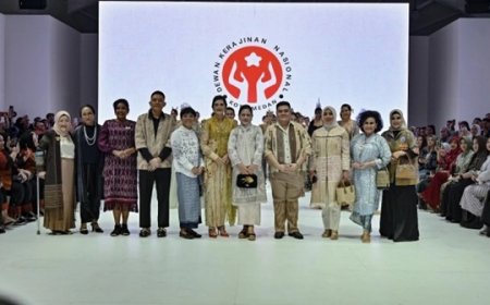 Kahiyang Ayu Memesona di Runway JFW 2024 dengan Busana Ulos dan Sentuhan Cinta