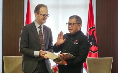 Hasto Kristiyanto dan Dubes Dominic Bahas Demokratisasi dan Politik di Kantor PDIP