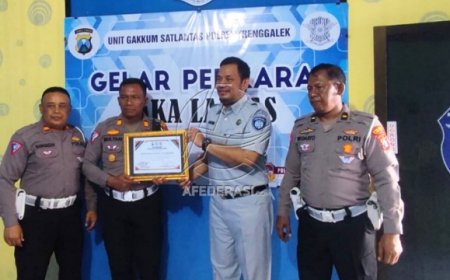 Satlantas Polres Trenggalek Dianugerahi Penghargaan oleh PT Jasa Raharja dalam Upaya Pendampingan Korban Laka Lantas